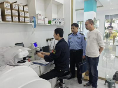 鉛山縣市管局開展驗(yàn)配眼鏡店計(jì)量器具檢定與專項(xiàng)檢查，筑牢視力健康計(jì)量防線